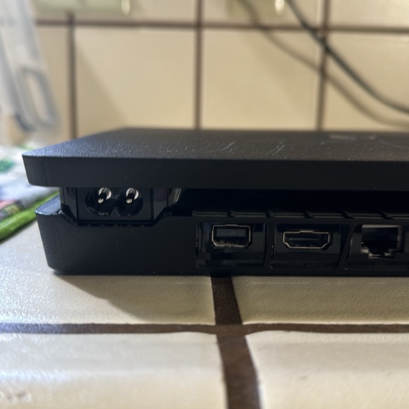 PS4 Console and one controller - Picture 4 of 7